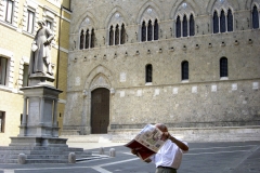 Images of Italy ~ Piazza Salimbeni, Siena ~ News in Siena ~ 1605B